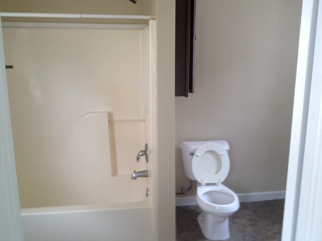 Building Photo - **AVAILABLE NOW**3 Bedroom / 2 Bathroom Ho...