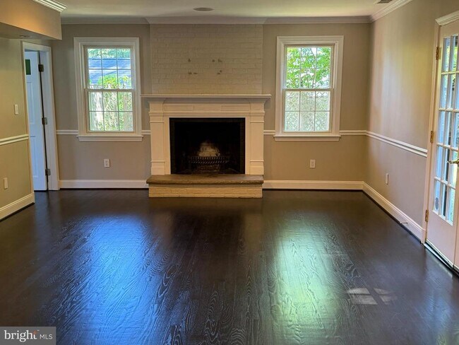 Building Photo - 7301 Pinehurst Pkwy