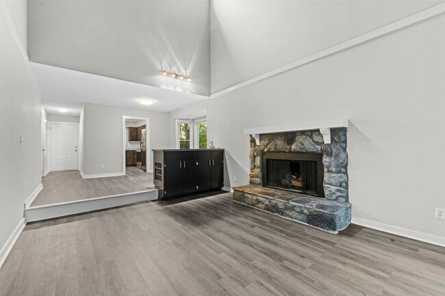 Building Photo - Newly Updated 2 Bedroom, 2 Bath Duplex nea...
