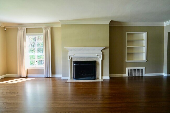 Building Photo - Charming & Spacious 3BR/2BA Lower-Level Home in Prime Baywood Location