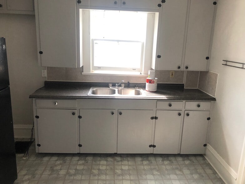 Kitchen - 4 Hopkins Ave