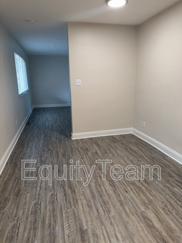 Building Photo - 204 N 10th St