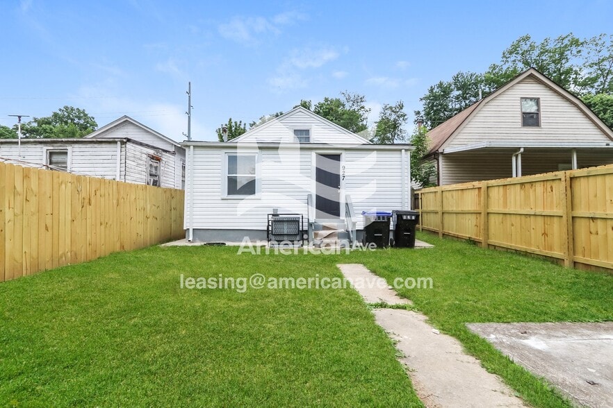 Building Photo - 927 W Whitney Ave