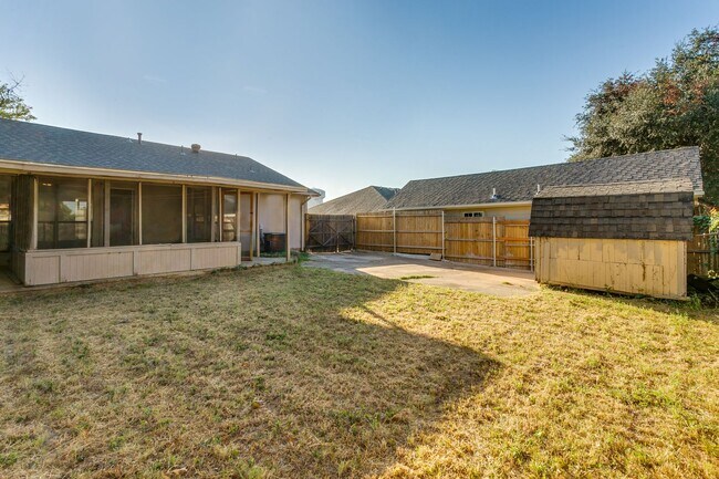 Building Photo - 3009 Hilltop Dr