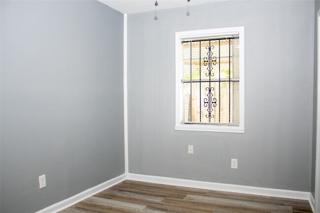 Building Photo - 5302 Anzio Rd