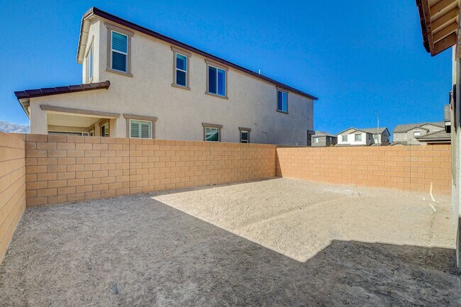 Building Photo - Newly built Home, gated