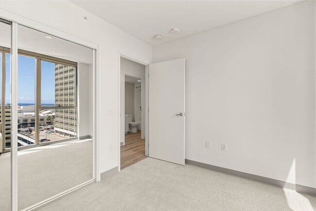 Building Photo - 1390 Kapiolani Blvd