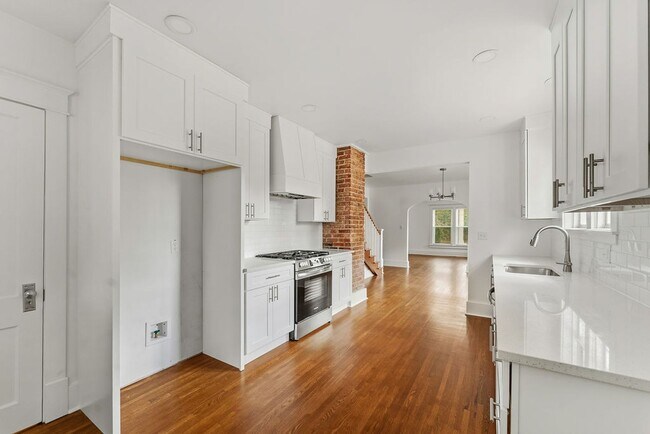 Building Photo - 601 E Delmar St