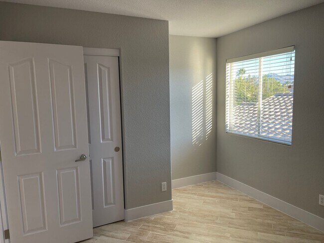 Building Photo - **GORGEOUSLY REMODELED & CLEAN!!  3BD-2 1/2BA HOME IN SILVERADO RANCH !!  *** ONLY $2,190 ***