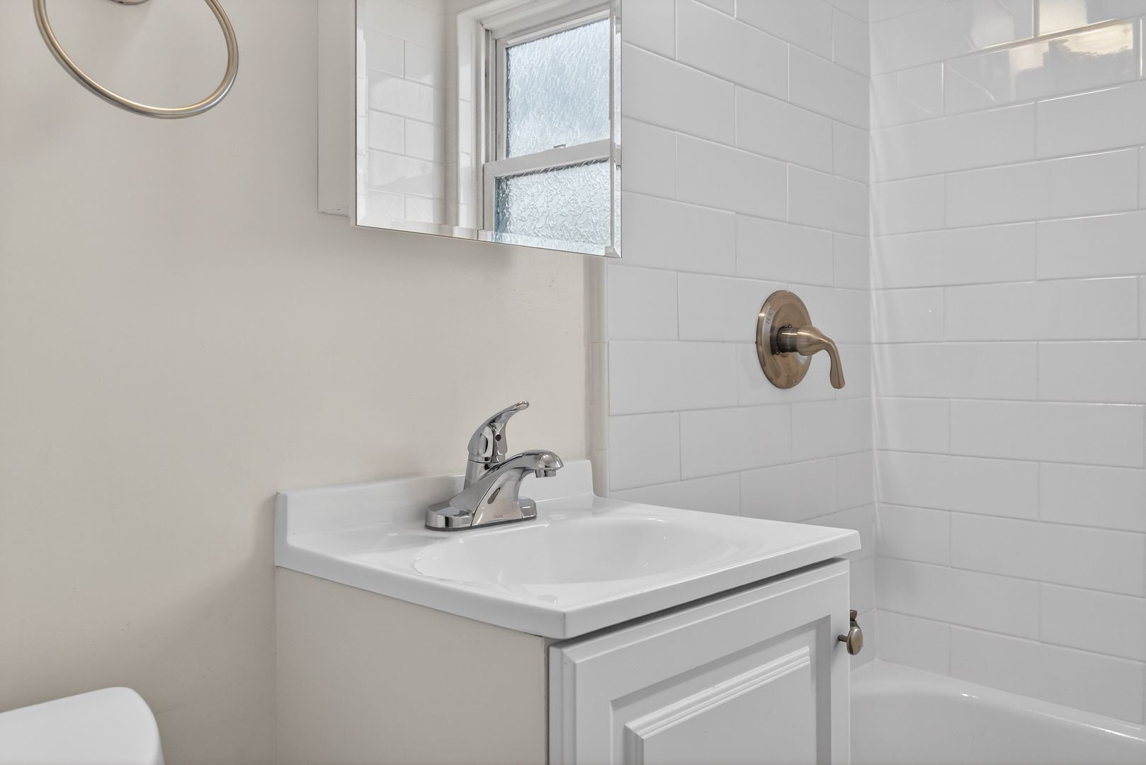 Building Photo - 933 Alamitos Ave