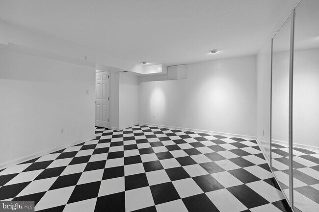 Building Photo - 720 Beacon Hill Terrace