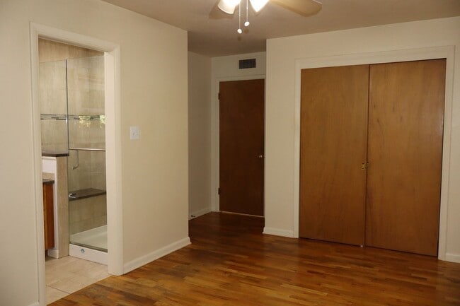 Building Photo - Character, Comfort, and Convenience on Wes...