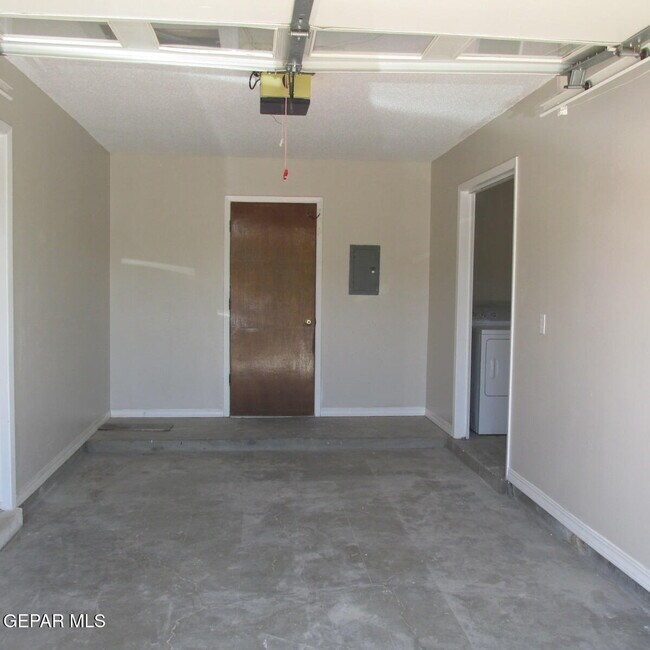 Building Photo - 2933 Wedgewood Dr