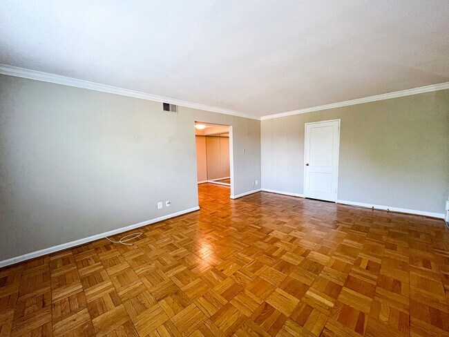 Building Photo - Sun-filled 1 Bed 1 Bath Condo With Garage ...