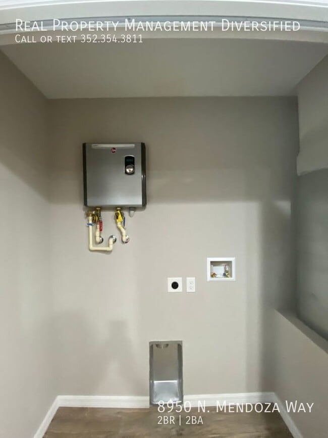 Building Photo - 8950 N Mendoza Way