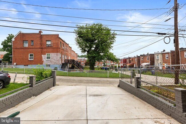 Building Photo - 1015 Lyndhurst St