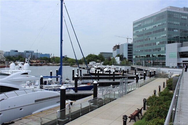 Building Photo - 13 E Walnut St