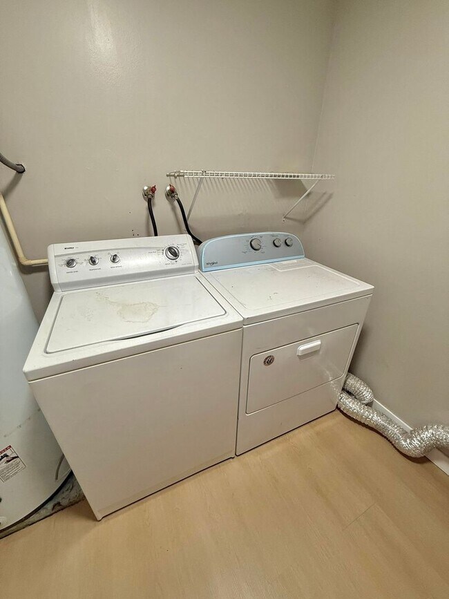 Building Photo - 4-Bedroom North Green Lake Townhouse-Style...