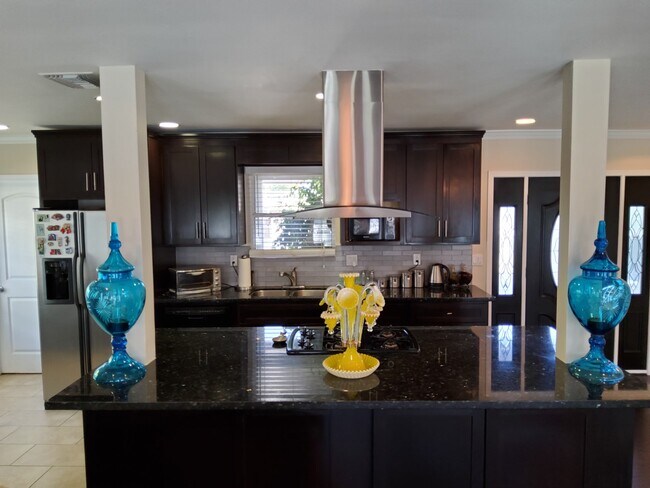 Building Photo - 6441 Baird Ave