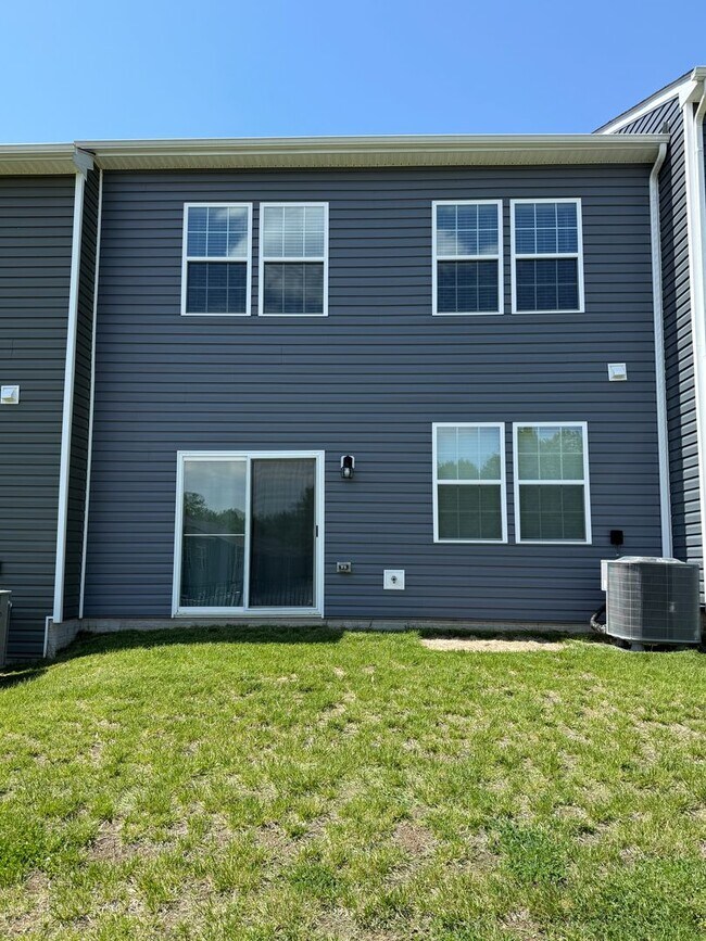 Building Photo - Beautiful 4BR Home with Garage & Modern Kitchen in Greenway Farms
