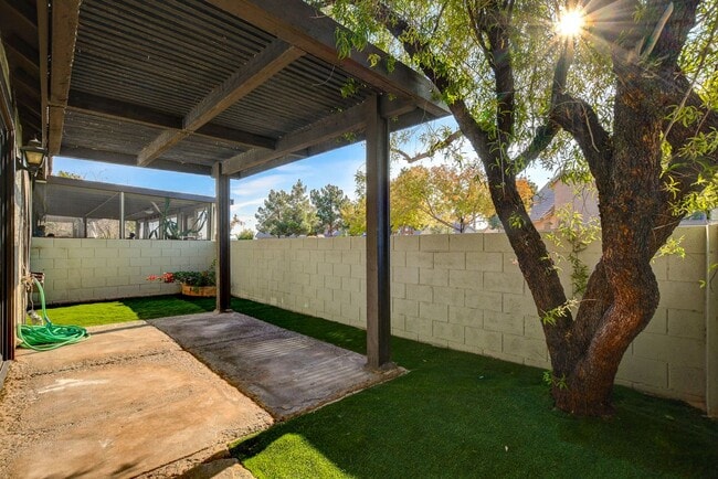 Building Photo - Single Story in the Heart of Las Vegas