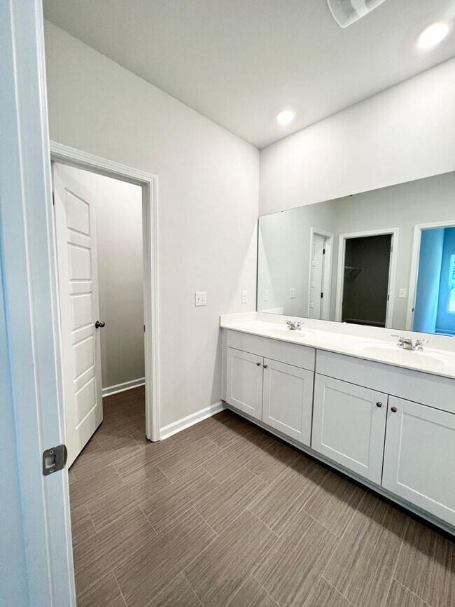Building Photo - FOUR Bedrooms! SUPREME location! Move in ready!