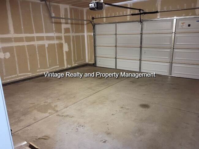 Building Photo - 1052 Foxfire Dr