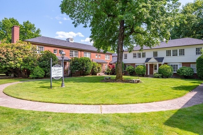 Interior Photo - Broadmoor Manor