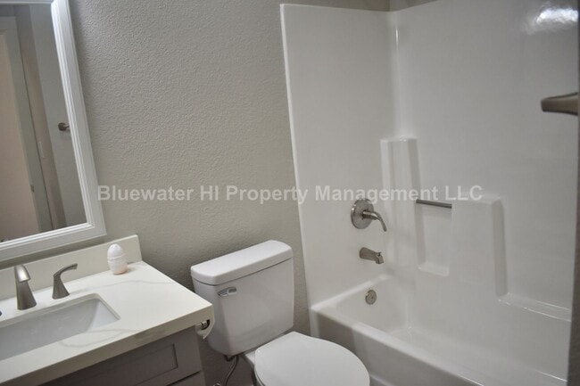 Building Photo - Renovated Single Level 3/2 w/ garage Waipi...