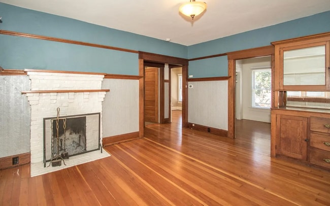 Building Photo - 3 Bed, 1 Bath Home by Downtown!