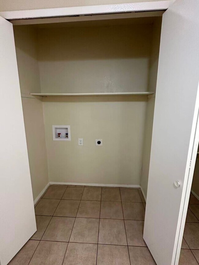 Building Photo - Newly Renovated 3 Bedroom House in Dallas