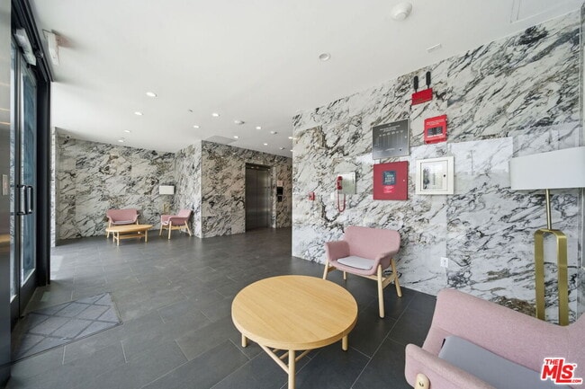 Building Photo - 667 N Wilton Pl