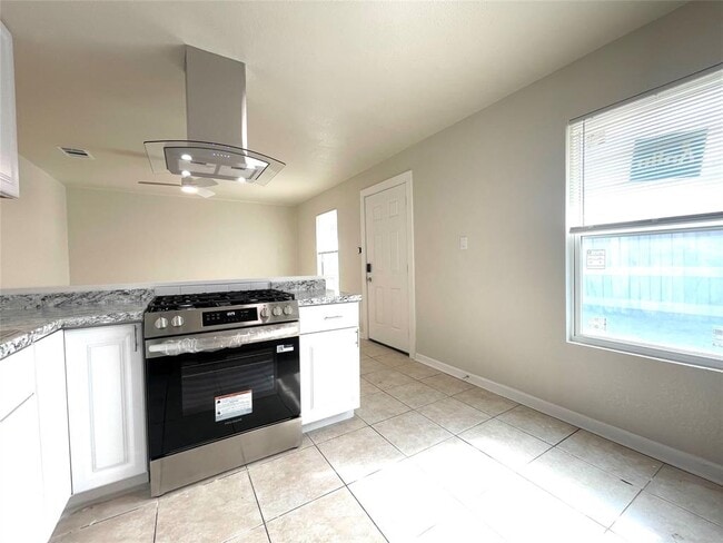 Building Photo - 6510 Hickman Ave