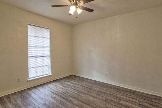 Building Photo - COMING SOON: 2 Bedroom 1 Bathroom Triplex