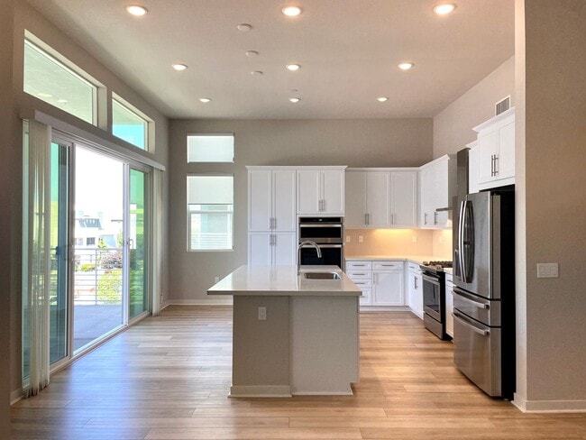 Building Photo - Stunning 3B/3BA 4-story Upgraded Home w/ P...