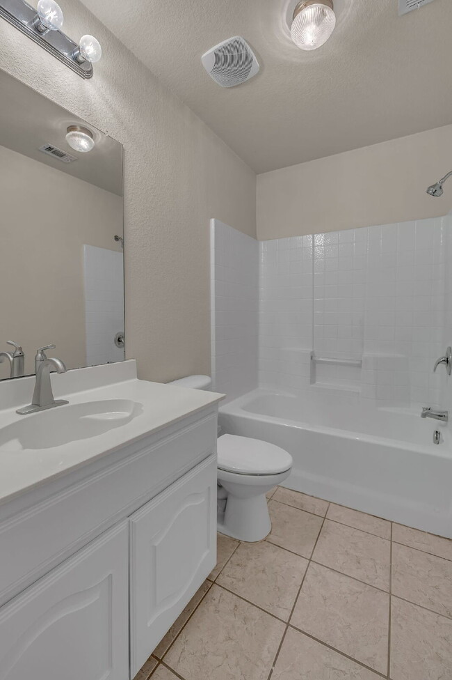 Building Photo - "Luxurious 4-Bedroom, 2.5 Bath Retreat wit...