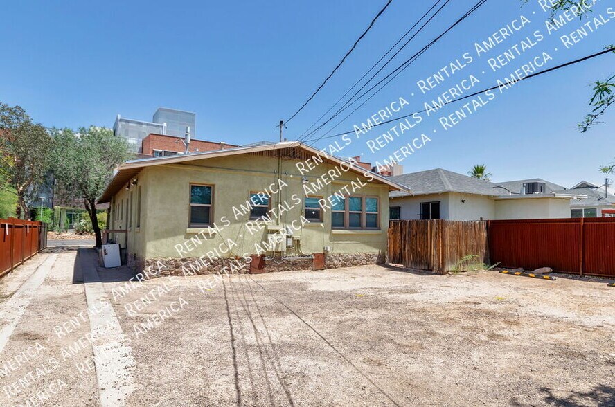 Building Photo - 826 E 6th St