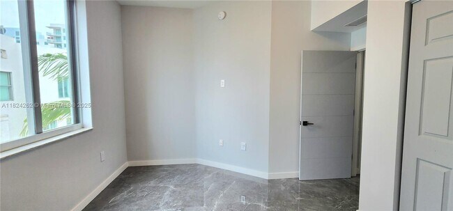 Building Photo - 2146 Van Buren St