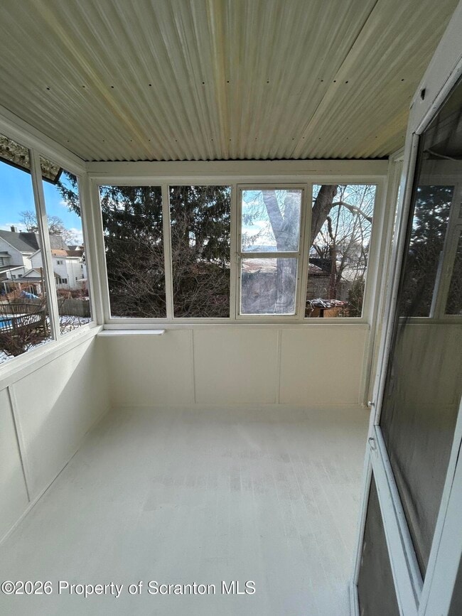 Building Photo - 210 N Bromley Ave