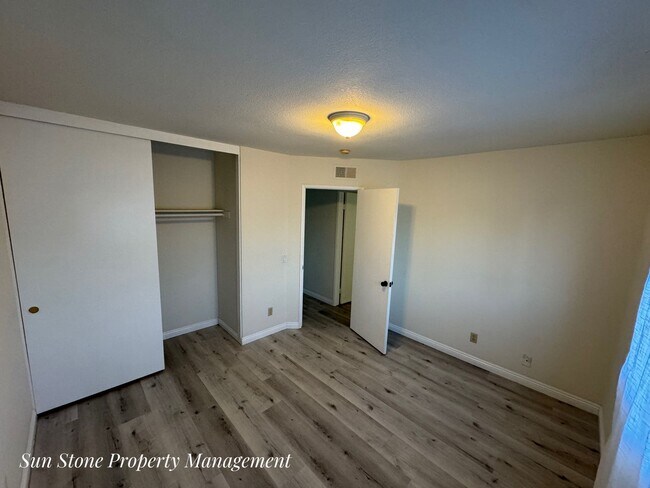 Building Photo - House in Ontario