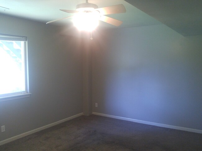 Building Photo - Large 5 bedroom raised ranch