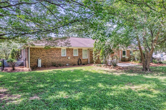 Building Photo - One level living in the heart of Brentwood