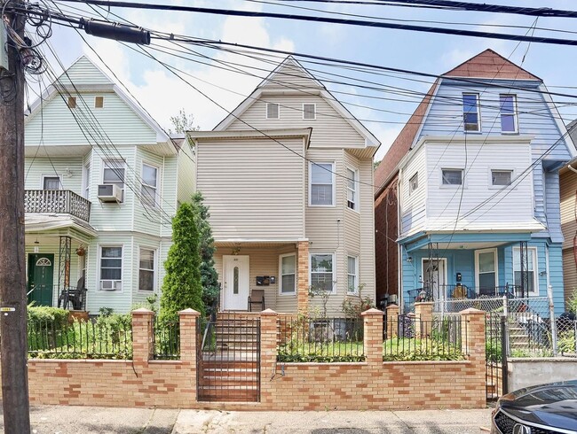 Primary Photo - 221 Claremont Ave