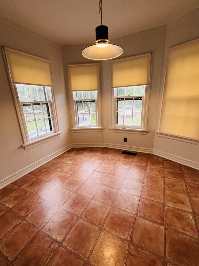 Building Photo - 1600 NW 38th St