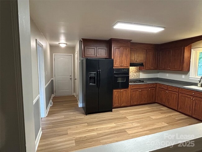 Building Photo - 6918 Woodstock Dr