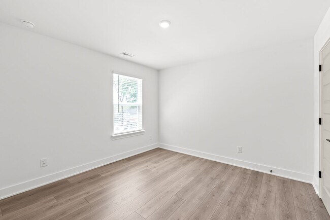 Building Photo - Move-in Ready Townhome in Westerly Hills