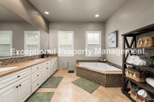 Building Photo - Amazing Executive Estate!