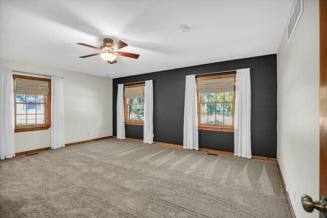 Building Photo - 1705 Lake Shore Dr