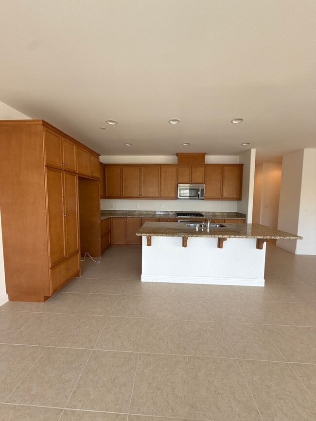 Building Photo - Beautiful Newer Rice Ranch Single Story Ho...