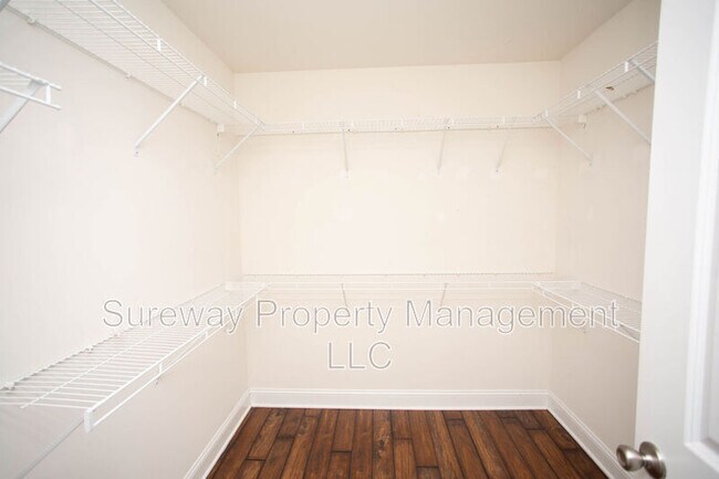 Building Photo - 1 Tweentown Cl